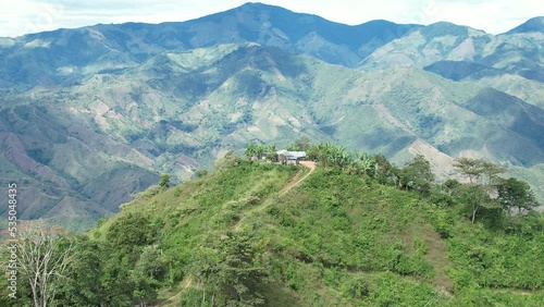 hermoso panorama de casa, finca en montaña alta con paisaje de cordillera al fondo photo