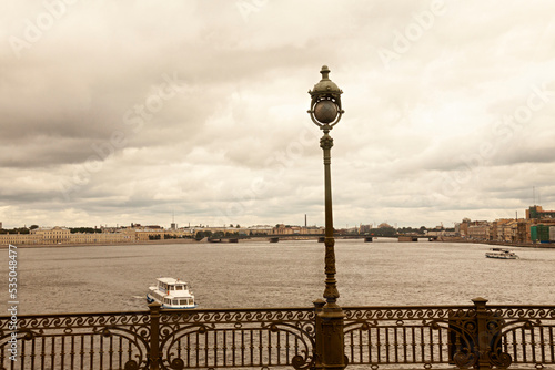 Puente sobre el río Neva en San Petersburgo, Rusia. photo