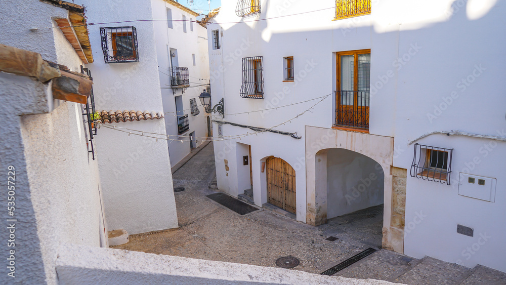 Típicas y relucientes casas de blancas fachadas del casco antiguo de Altea en la costa Blanca en Alicante, España