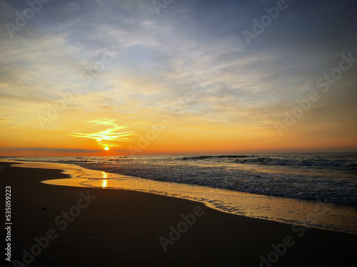 Fototapeta Naklejka Na Ścianę i Meble -  Zachod słońca morze fale bosko niebo plaza