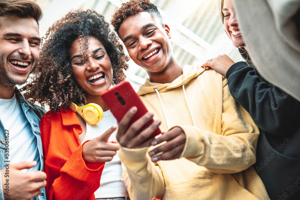 Young people using smart mobile phone device outdoors - Happy teenagers  having fun together watching video stories on social media platform -  Trendy technology and youth lifestyle concept Stock-Foto | Adobe Stock