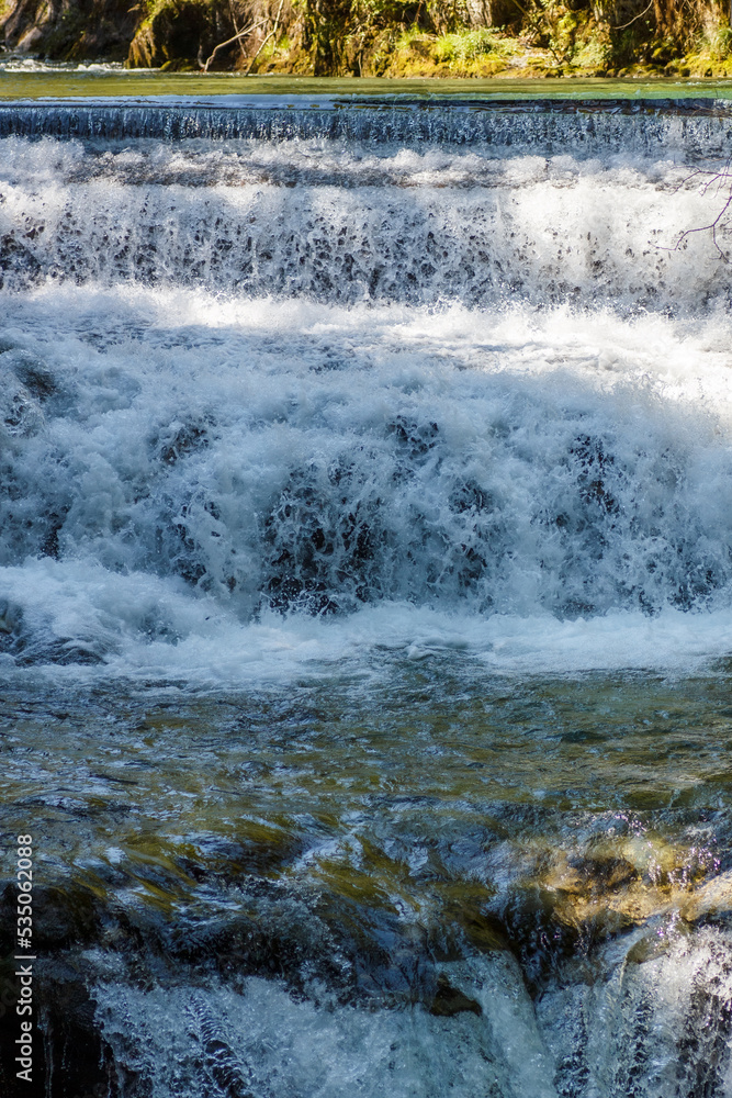 Wasserfall Stufe in einem Gebirgsbach