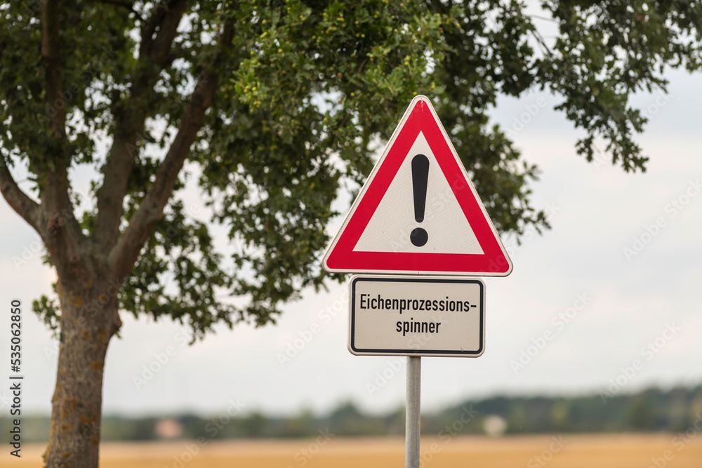 Warnschild vor den Eichenprozessionsspinner Warnschild vor den Eichenprozessionsspinner