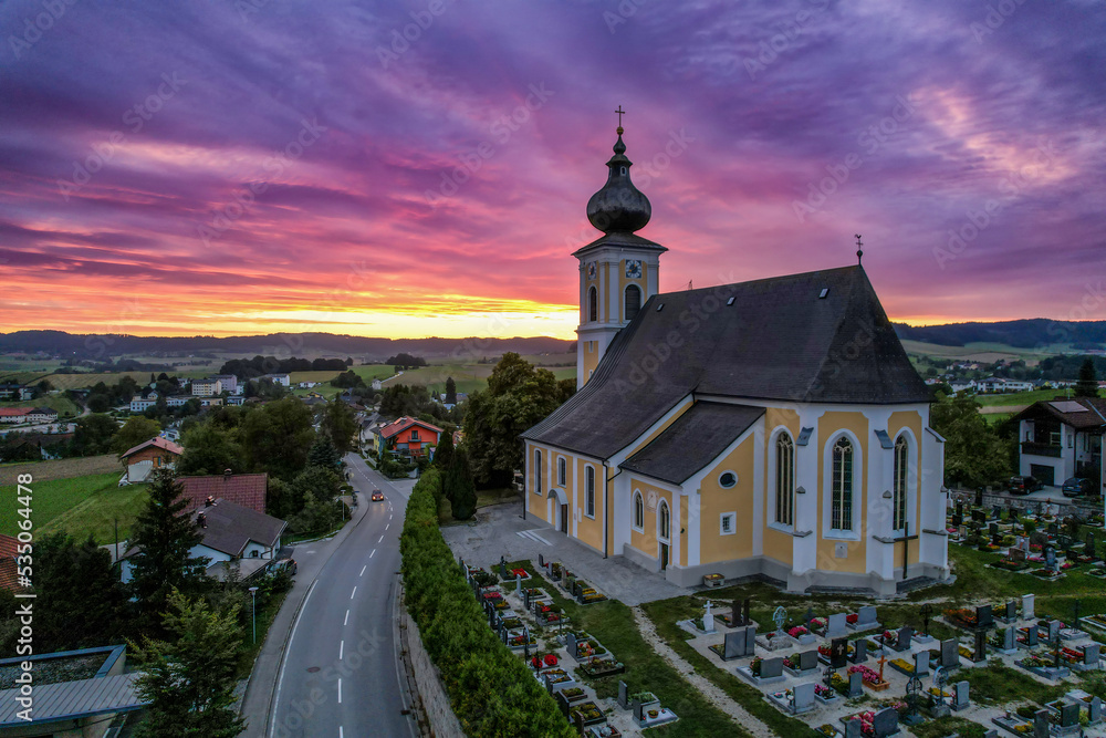 Religiöse Kirche mit Turm im Sonnenuntergang