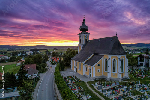 Religiöse Kirche mit Turm im Sonnenuntergang © creatix