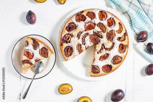 Canvastavla Homemade delicious plum tart with with sugar powder on white wooden table