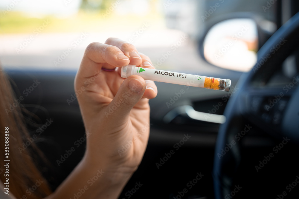 Verification alcoolemie. Ethylotest. Girl driver does alcohol test in