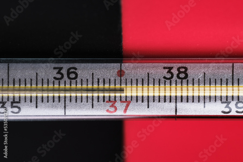 Schilderij op canvas An old mercury thermometer shows a temperature of 37
