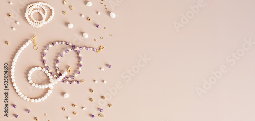 Foto Jewelry making flatlay with semi-precious stone beads and tools