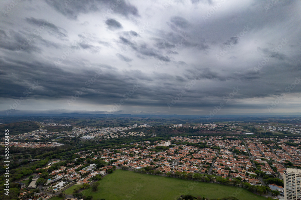 Obraz premium Aerial photography of the city of Piracicaba. Rua do Porto, recreation parks, cars, lots of vegetation and the Piracicaba river crossing the city.