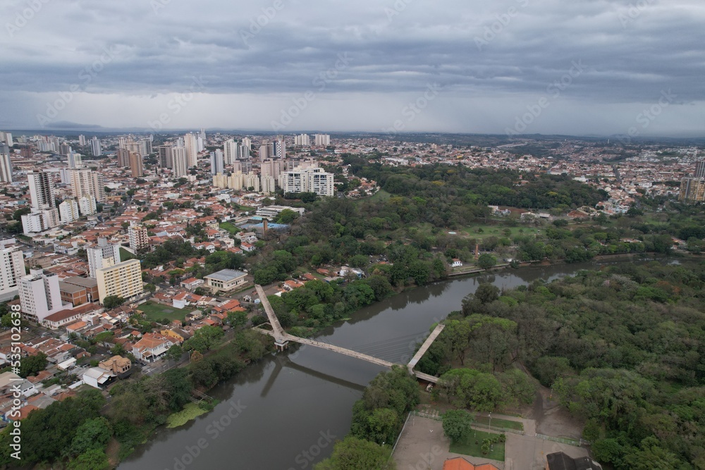 Fototapeta premium Aerial photography of the city of Piracicaba. Rua do Porto, recreation parks, cars, lots of vegetation and the Piracicaba river crossing the city.