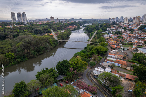 Aerial photography of the city of Piracicaba. Rua do Porto, recreation parks, cars, lots of vegetation and the Piracicaba river crossing the city. photo
