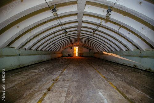 Foto Empty abandoned underground nuclear bomb parts storage