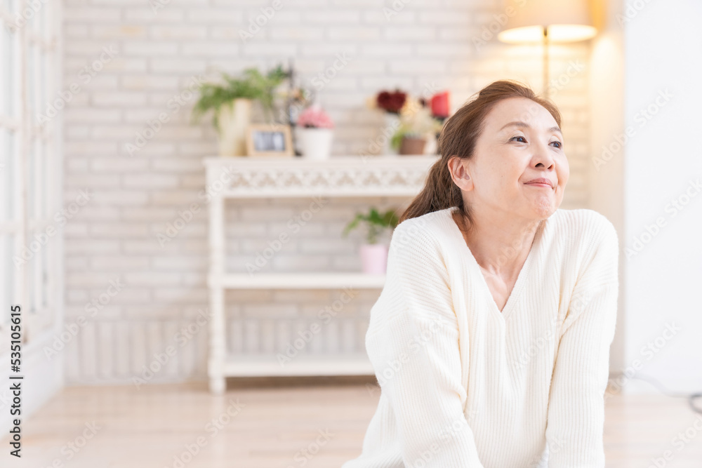 部屋でリラックスするシニア女性 部屋でリラックスするシニア女性