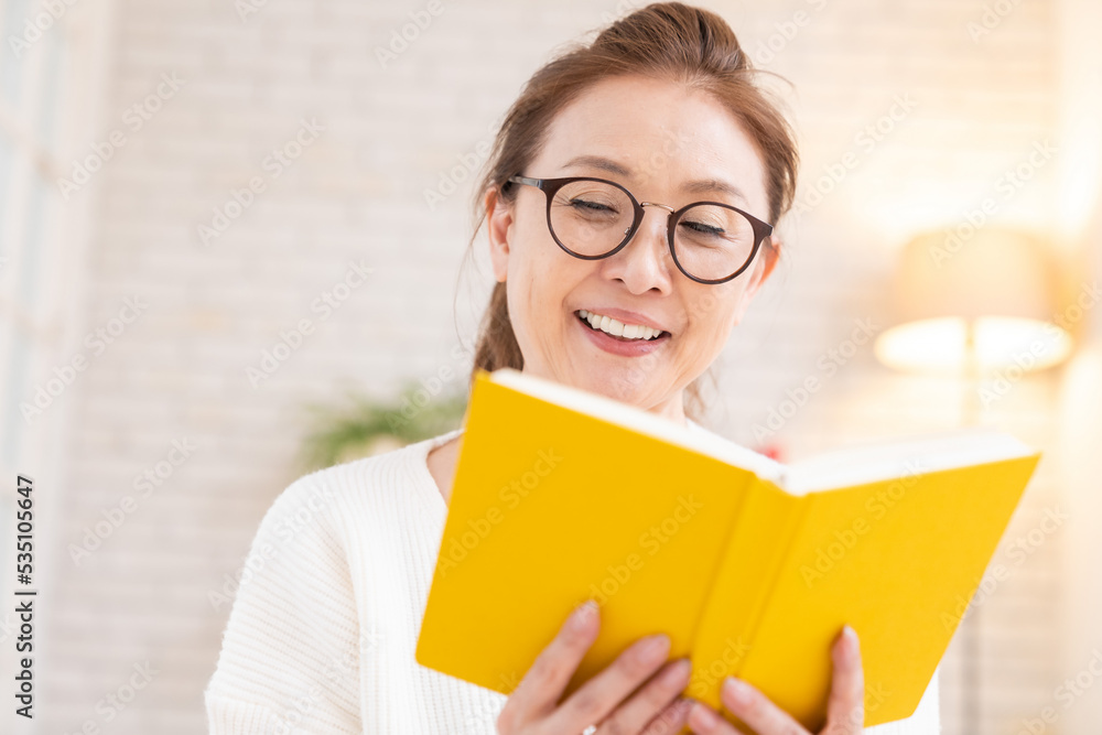 本を読むシニア女性