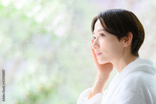 Woman who is easy to use for beauty that touches the skin with her hands Concerned