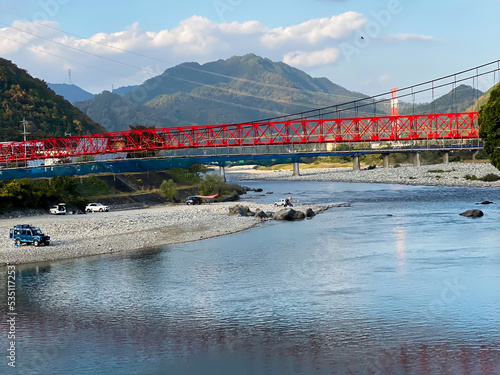 長良川沿いの赤い橋