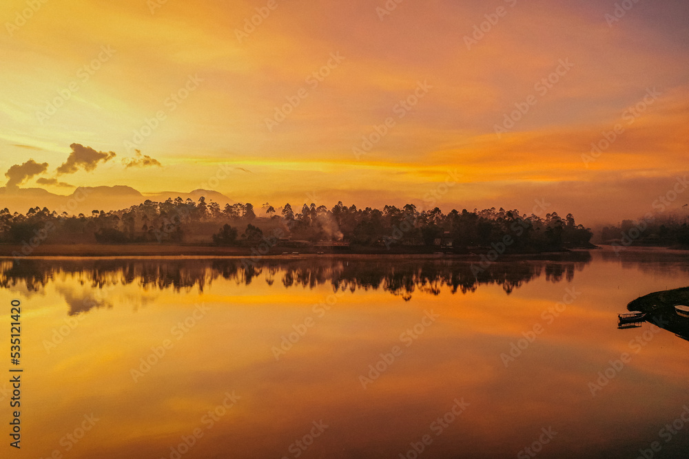 Naklejka premium The Cileunca's First Dawn