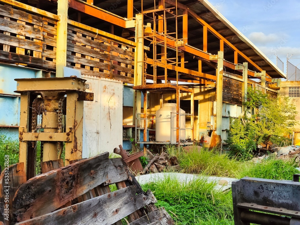 patio astillero abandonado