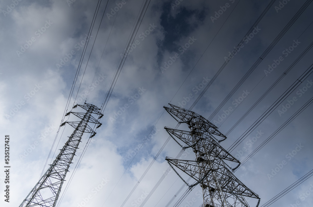 高圧送電線と鉄塔
高圧送電線と鉄塔