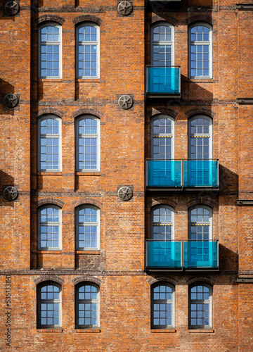 Hausfassade aus rotem Ziegelstein.
