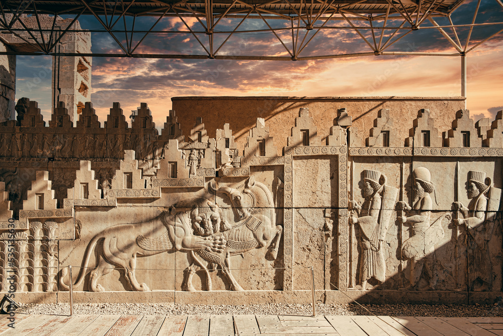 Obraz premium Beautiful sunset light over the magnificent sculptures of Ancient Persepolis in Iran