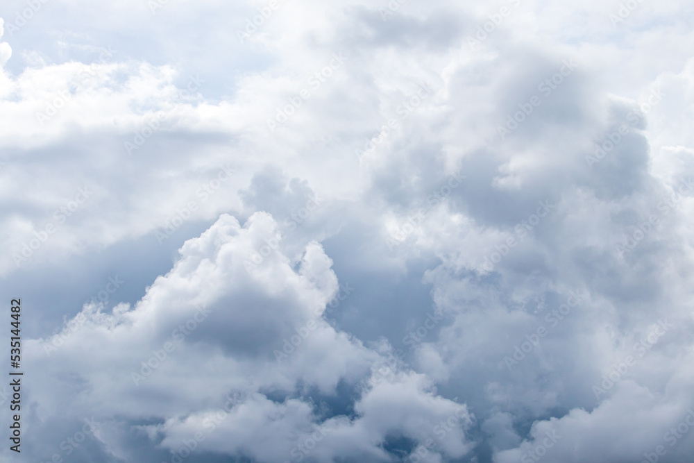 Obraz premium The storm clouds in the sky of rainy day. 