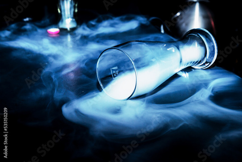 Club Beleuchtung, Trinkglas auf dunklen Hintergrund mit Nebel  photo