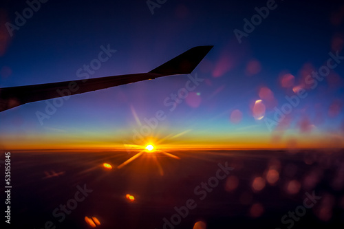미국-한국행 비행기의 일출 풍경 © Dongsoon