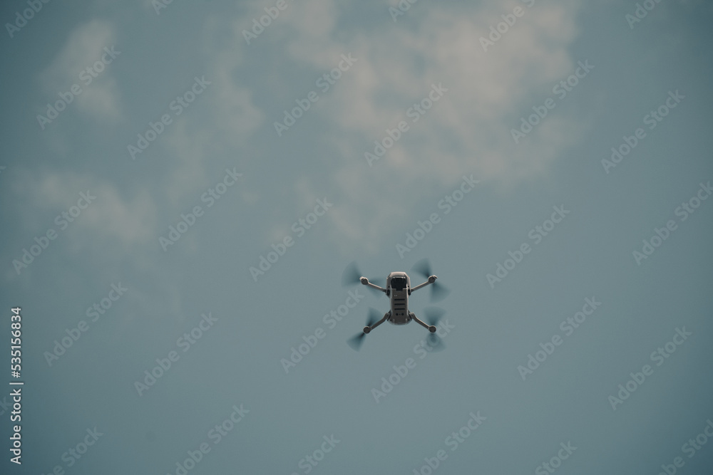 drone che vola in cielo fotografia di natura