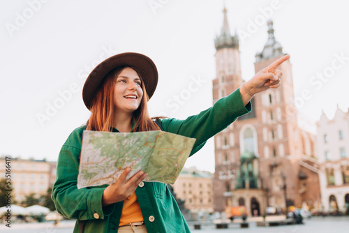 Φωτογραφία Attractive female tourist is exploring new city