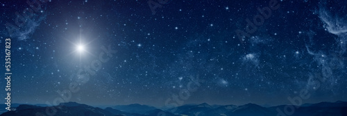 Fotografia The star shines on the Christmas Eve of Jesus Christ.