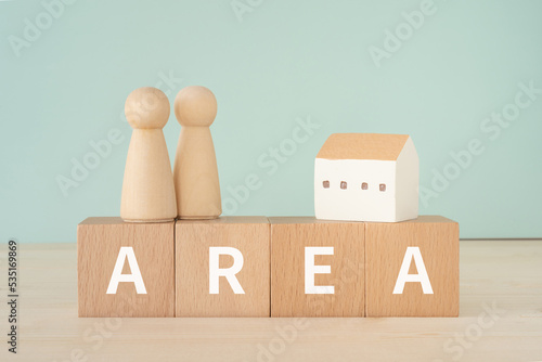 AREAと書かれたブロックと人形と家 