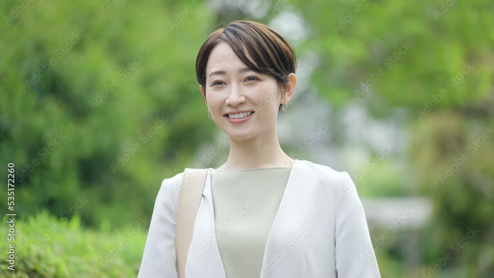 スローモーション 笑顔のビジネスウーマン(ビジネス・仕事・屋外・営業) スローモーション 笑顔のビジネスウーマン(ビジネス・仕事・屋外・営業)