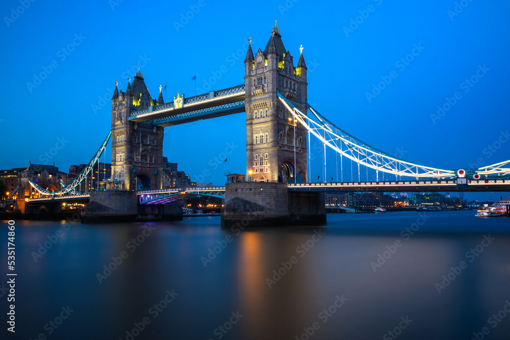 Obraz premium Illuminated Tower Bridge over river Thames in London at night