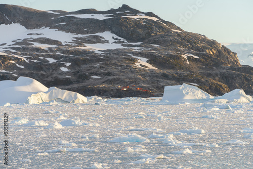 Base Primavera - eine argentinische Antarktisbasis und eine wissenschaftliche Forschungsstation Primavera-Kap in der Cierva-Bucht im San Martín-Land auf der Antarktischen Halbinsel photo
