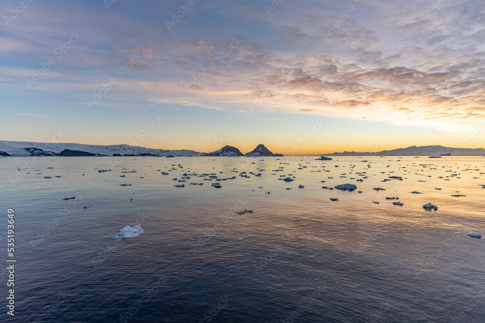 dramatischer Sonneuntergang / Abendstimmung in der Cierva Cove - ein tiefer Meeresarm an der Westseite der Antarktischen Halbinsel, umringt von der Cierva-Bucht im San Martín-Land - Antarktis