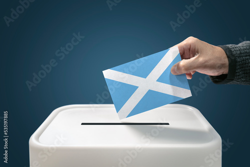 Fototapet Scottish independence referendum man putting a ballot paper into a voting box in