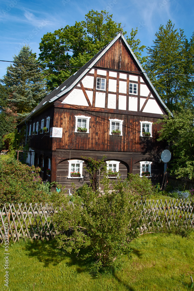 Obraz premium Taubenheim in der Oberlausitz im Frühjahr, das Sonnenuhrendorf