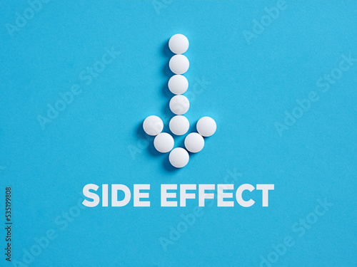 Fotografía Medical pills in arrow shape with the word side effect