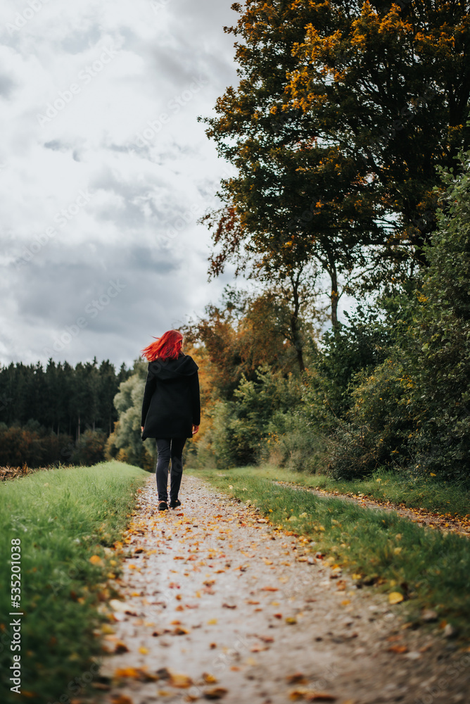 junge Frau Spaziergang im Herbst - AS