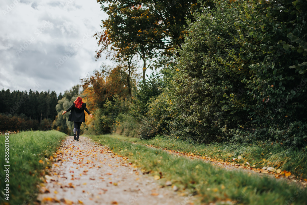 Fototapeta premium junge Frau Spaziergang im Herbst - AS