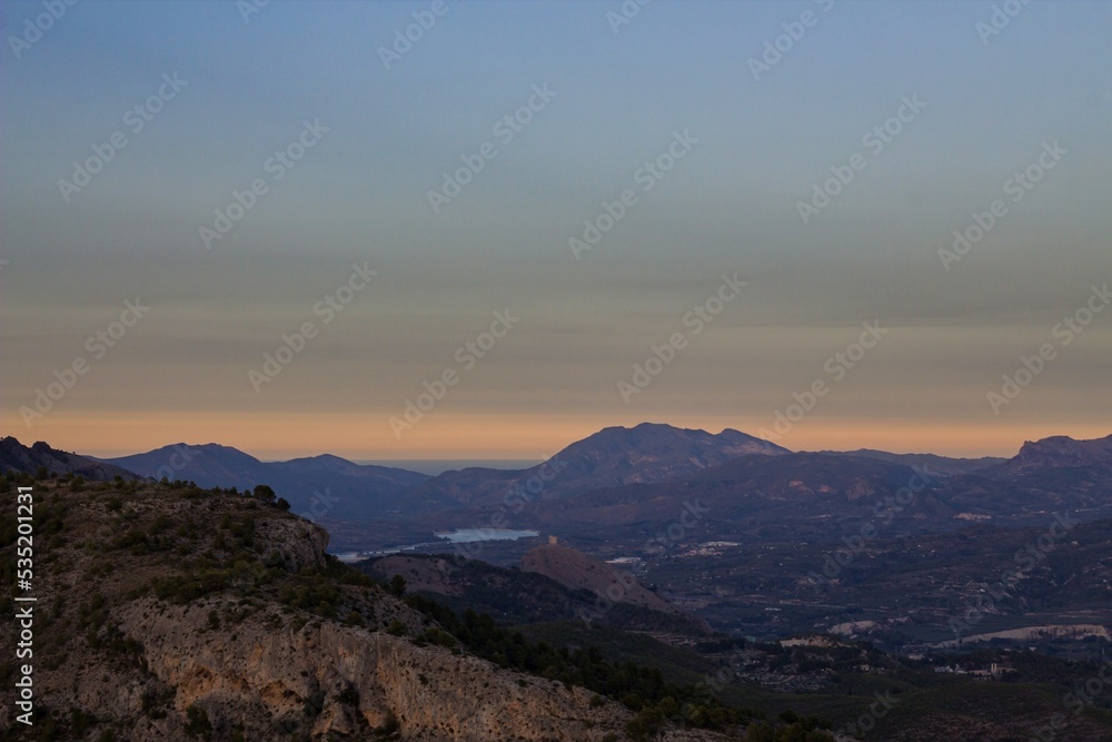 Atardecer en el Pantano de Beniarres visto desde el Alt de les Pedreres en Alcoy, Comunidad Valenciana, España