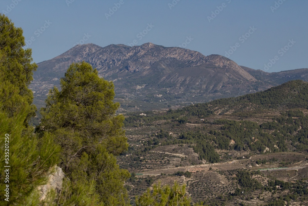 Obraz premium Vista de la Serrella en la provincia de Alilcante desde la subida a la cruz del Preventorio de Alcoy, Cominidad Valenciana, España