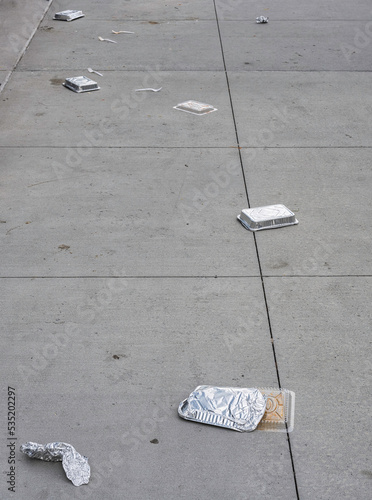 Obraz na płótnie uncivil behavior at street with fast food trash w salonie
