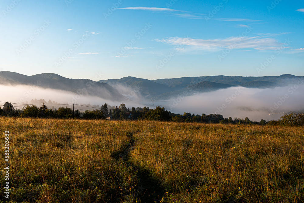 Obraz premium Morning mist in Zebegény during September 