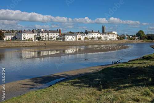Obraz na płótnie Riverside of the town of Barnstaple overlooking the River Taw in North Devon with spire of Holy Trinity church w salonie