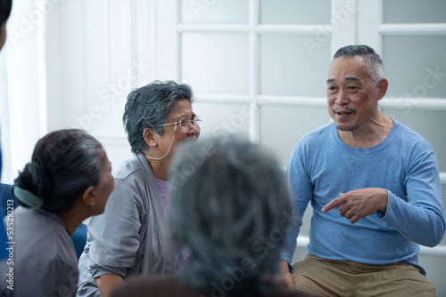 Old people's companions To unwind during the weekend, gather together for activities