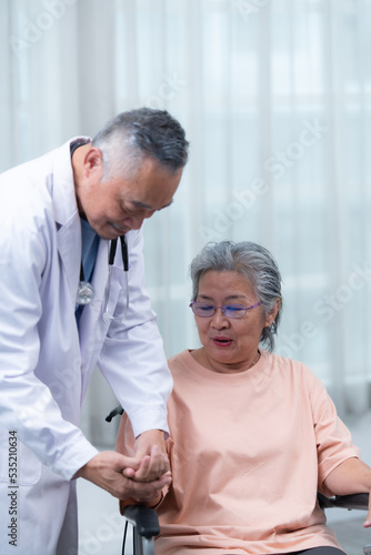 Female doctors carry out disease tests and give senior people treatment advice.