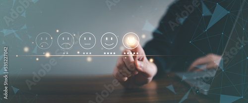 Foto Customer rate their satisfaction ranking for experience review survey with smart phone and laptop